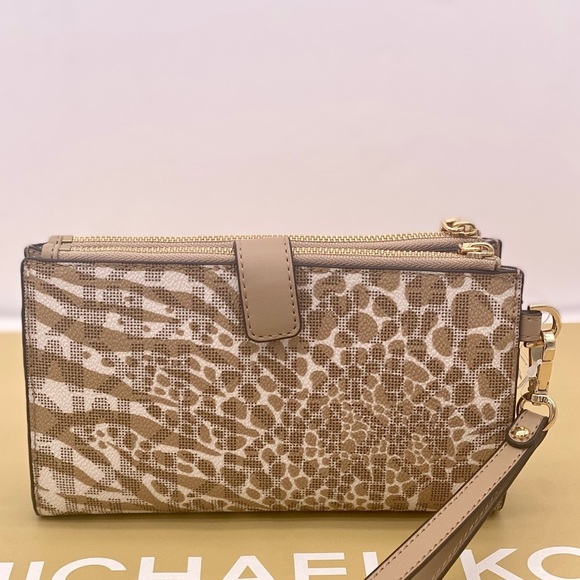 Michael Kors Wallet Wristlet Camel
Multi Color - Picture 3 of 12